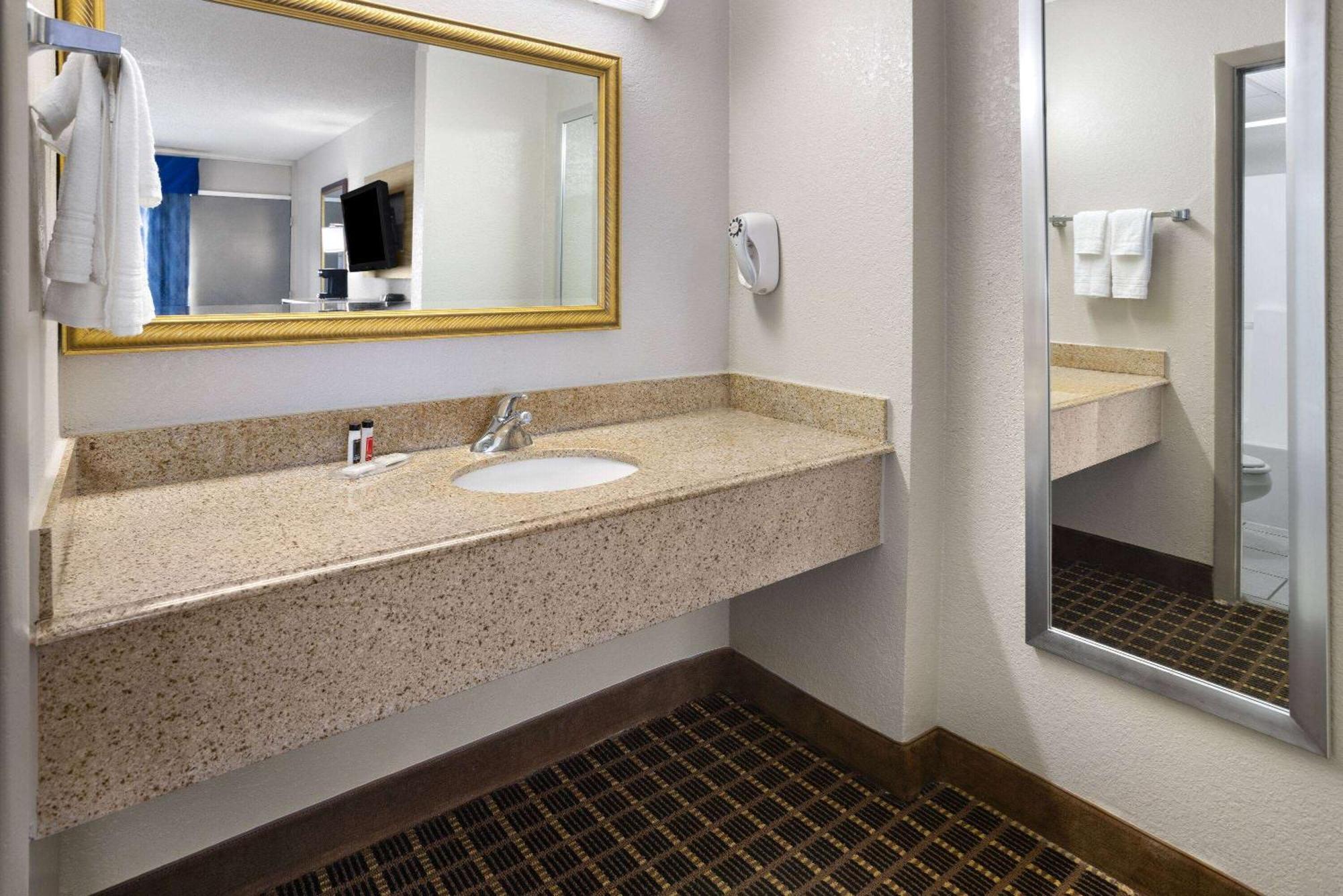 Days Inn By Wyndham Waycross Kültér fotó