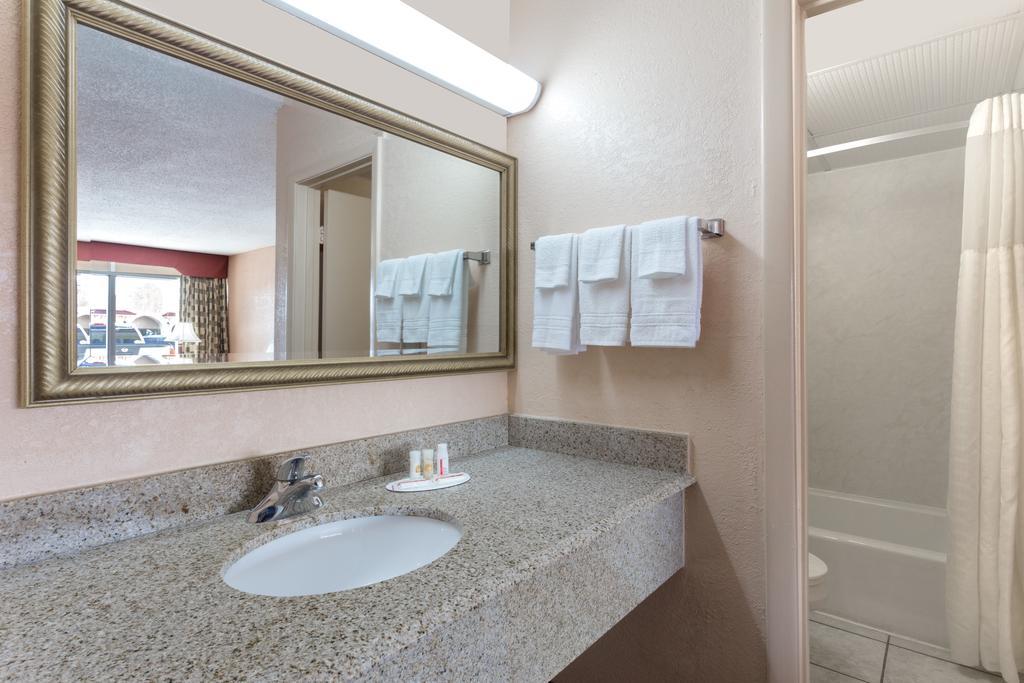 Days Inn By Wyndham Waycross Kültér fotó